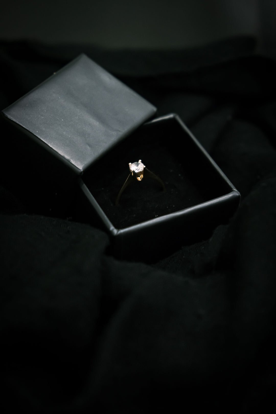 How to know if a diamond ring is real?